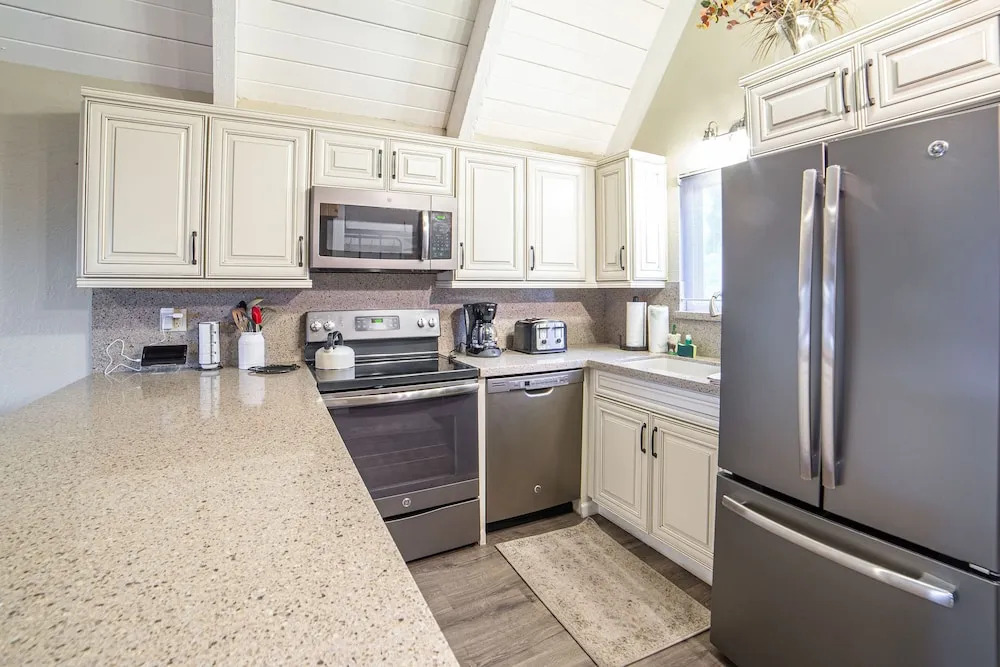 Remodeled Getaway W/ Spa, Walk To Ge! 2 Bedroom Home