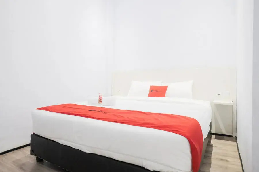 RedDoorz at CBD Polonia Medan