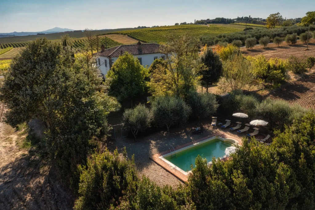 Independent Accommodation with WIFI, private pool, A/C, pets allowed, parking, close to Cortona-La Meridiana