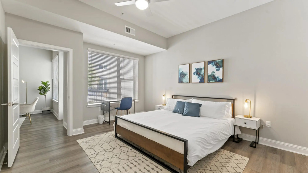 Top Floor Soco 2BR King Suite 8 Mins to Downtown