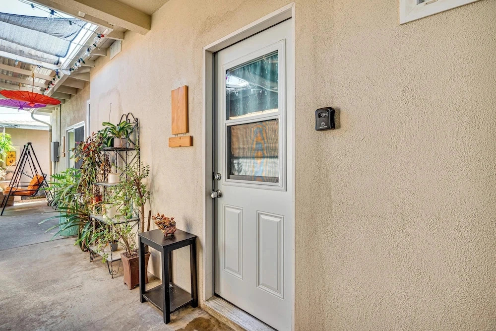 Explore Shops, Eats & Entertainment! Pasadena Apt