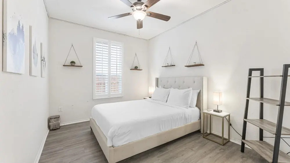 Cozy 4BR House Close to Cota DT w Fast Wifi
