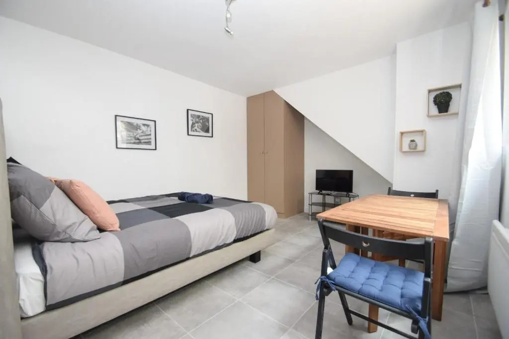 TOP studio refait à neuf aux porte de Paris proche RERMétro