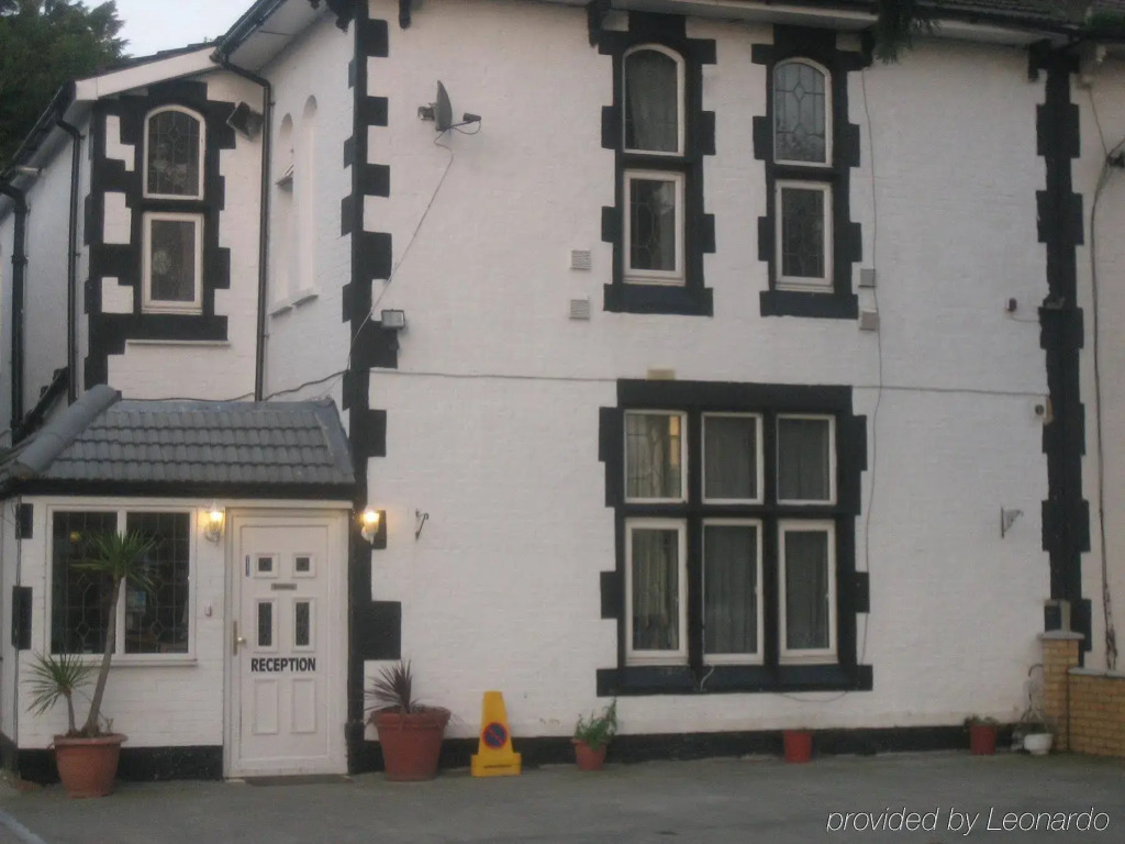 OYO Firs Lodge London Heathrow