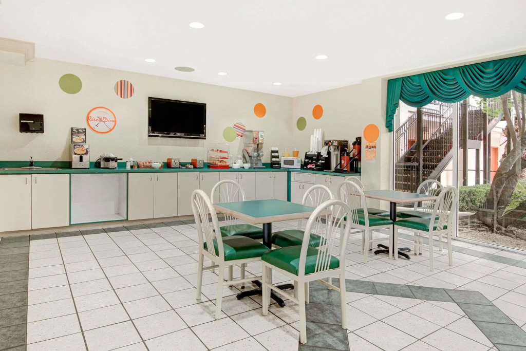 Howard Johnson Suites Central