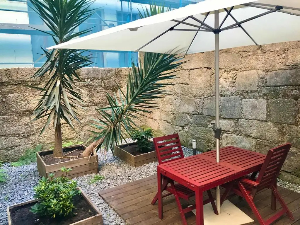 Low Cost Parking - Private Garden - Almada 392