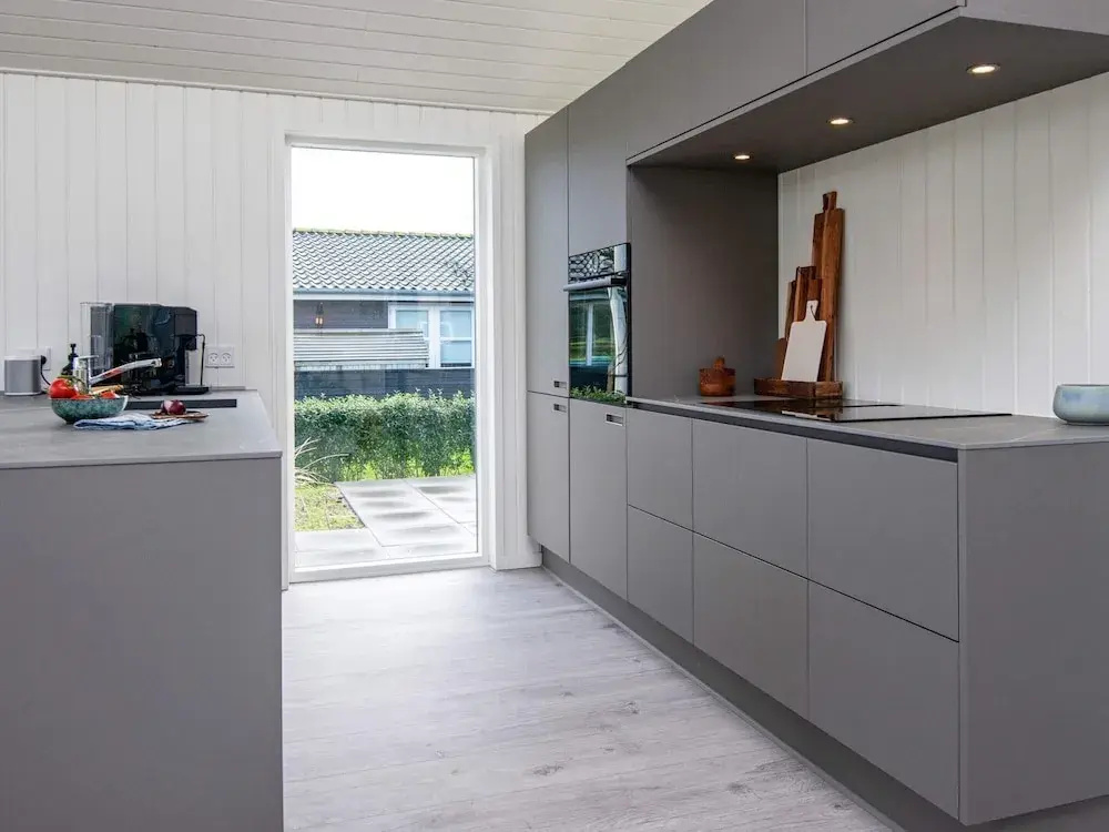 Stylish Lakeview Retreat-by Traum
