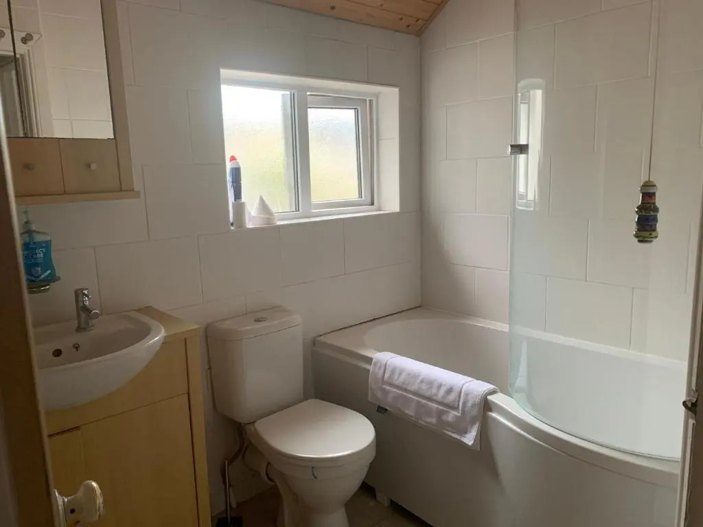 House - Sleeps up to 8 People & Free Parking