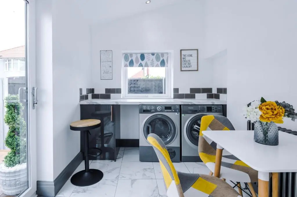 Families Only - Pet Friendly sleeps 6 maximum NO PARTIES