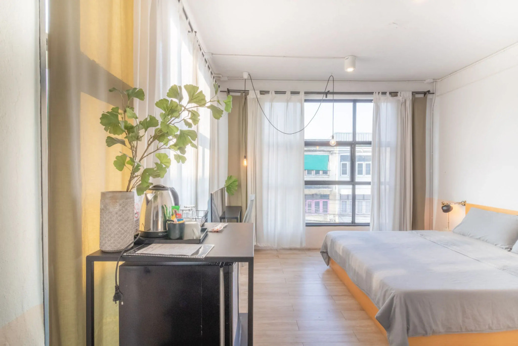 Beige Poshtels + Netflix