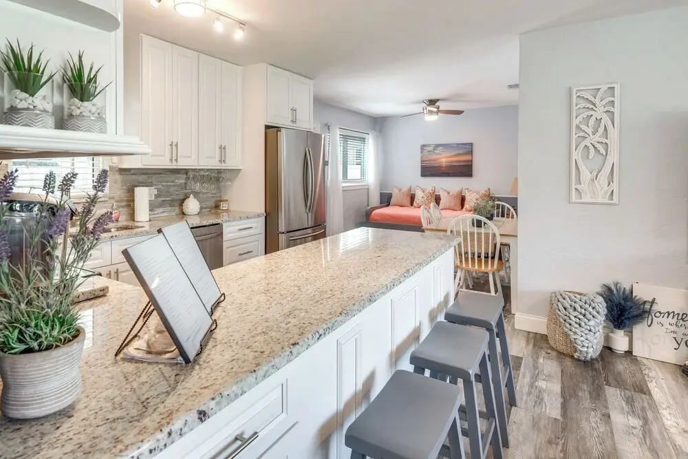Ormond Beach Getaway, Walk to Coast & Restaurants!
