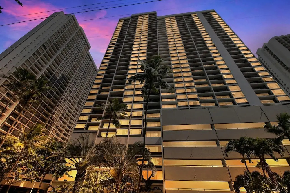 37th Floor Condo with Sweeping Ocean Views & Free parking!