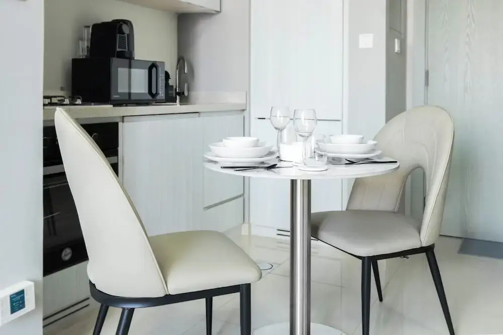 Keyrock Living - 1BR Retreat with Lake View & Pool