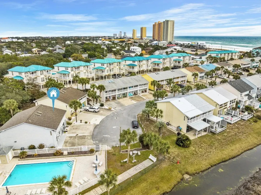 Short Walk to The Beach! Community Pool! Sleeps 8