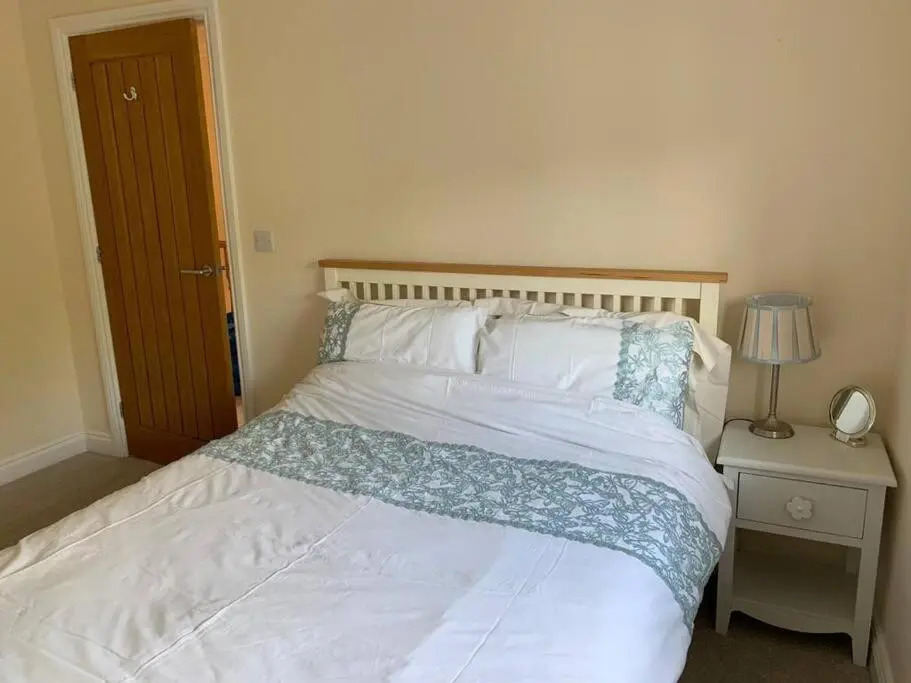 Cheerful 3 bedroom home close to beach and High St