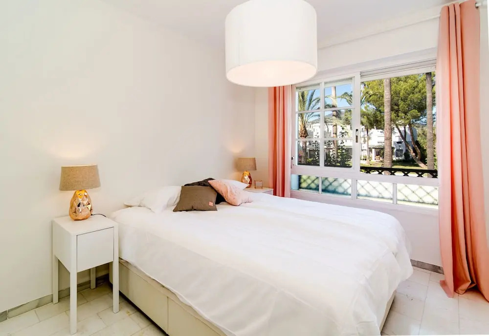 SE-Spacious townhouse in Nueva Andalucia Roomservice