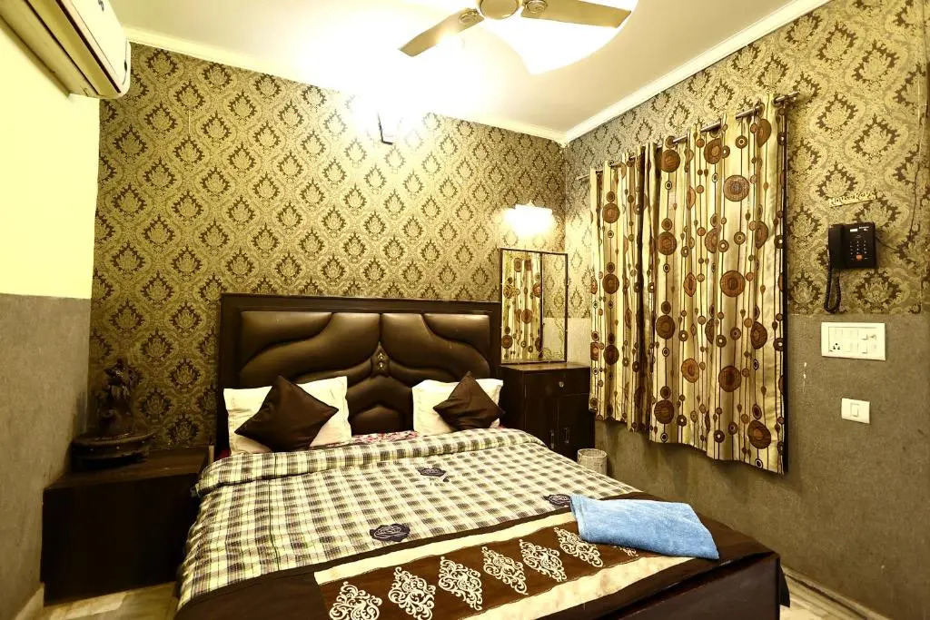 Lucky Restaurant & Guest House Near Taj Mahal