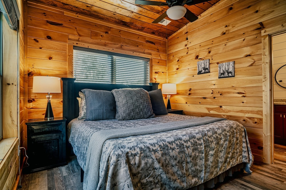 Stylish New 5BR 4BA Cabin Steps From Dollywood