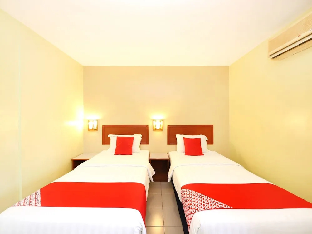 Super OYO 447 Comfort Hotel Meru