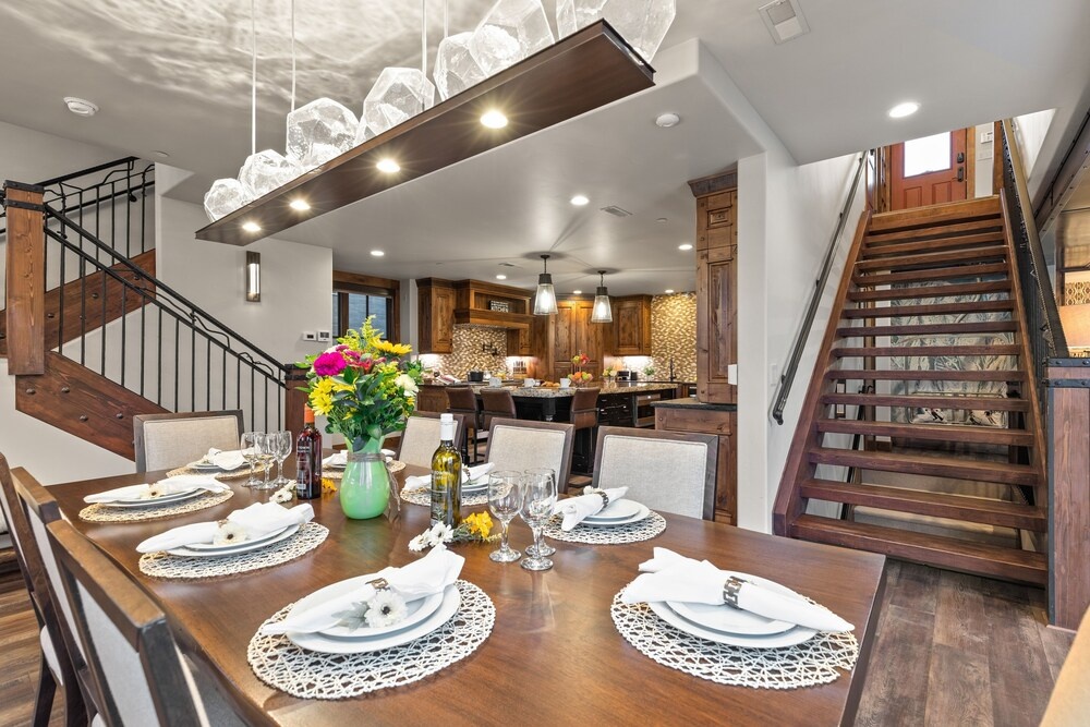 1138 Skiers Heaven! Luxury Home Close To Park City Mountain! Two Hot Tubs & Gorgeous Outdoor Space! 6 Bedroom Home by RedAwning