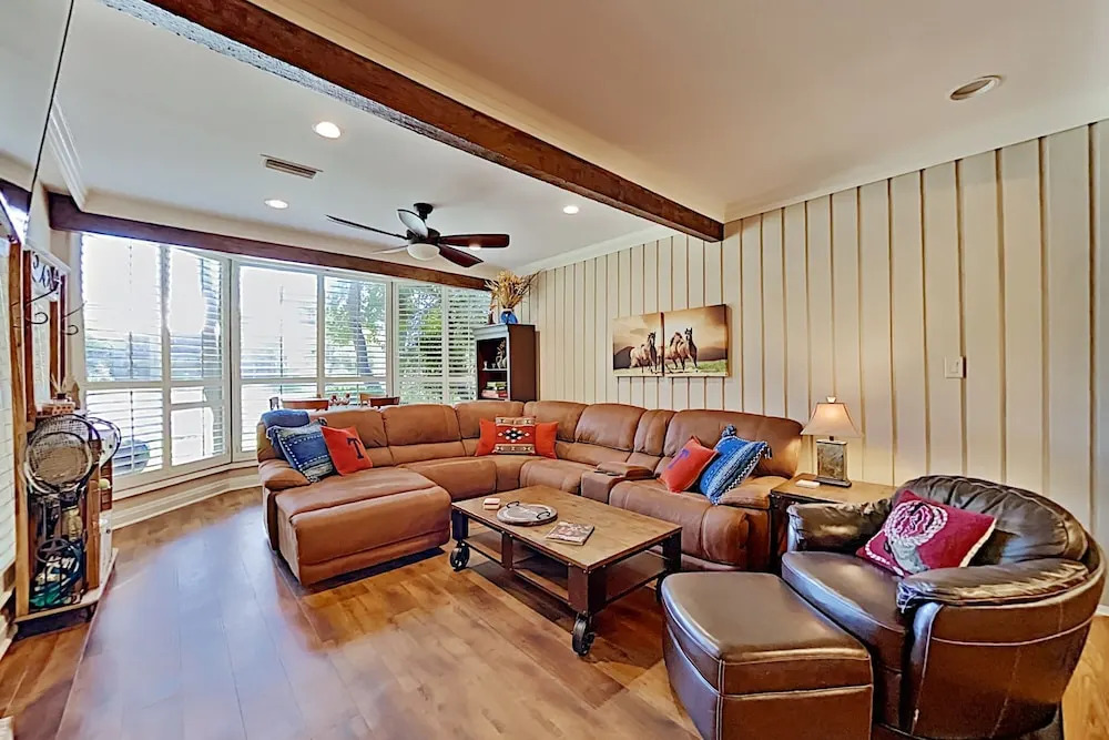Lavish All-suite W/ Tennis Courts: Near Pool, Golf 4 Bedroom Condo