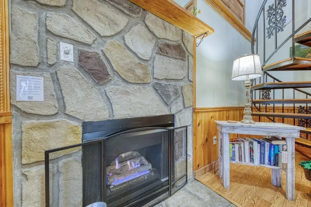 Er24 - Honeysuckle Holler Great Location..close To Town 3 Bedroom Cabin by RedAwning