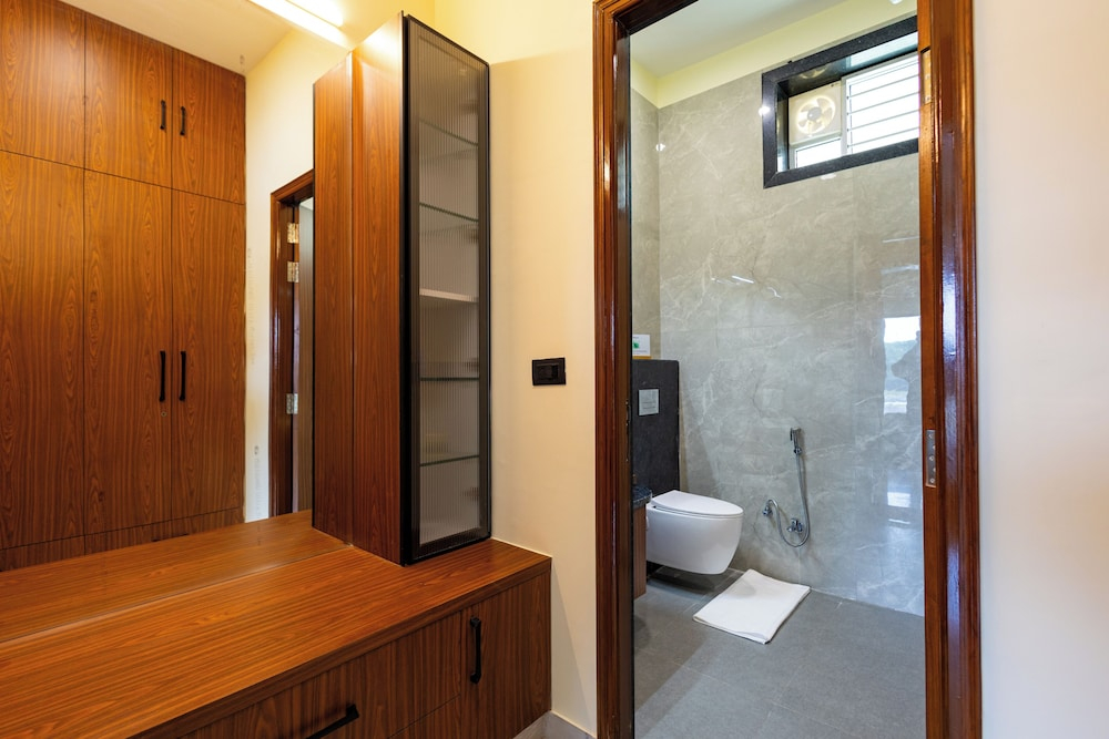 ELIVAAS Lakemount | 2 BHK with Pvt Pool at Fatehsagar Lake
