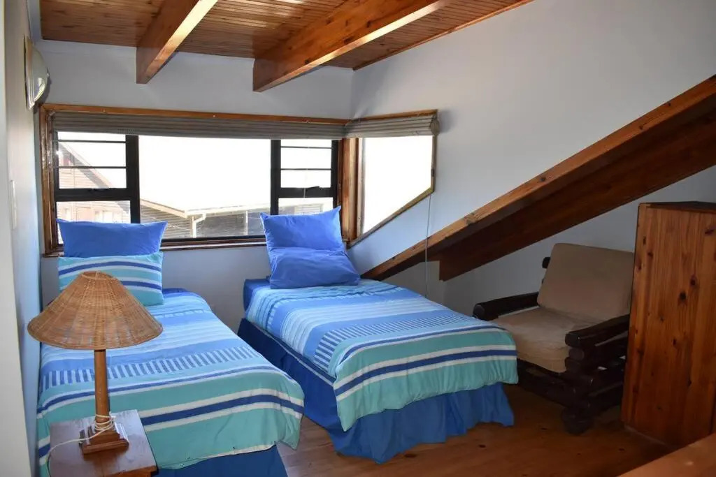PA Sands Beach House Close to Kowie 9 Sleeper Pool