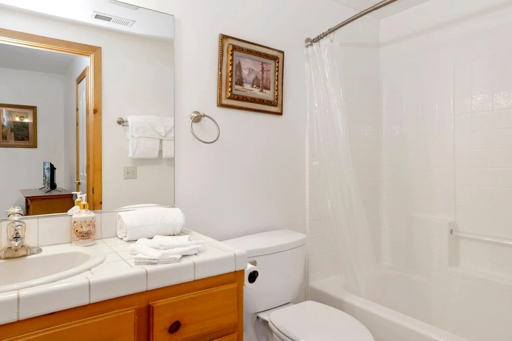 2242 - Happy Hour Inn 3 Bedroom Home by Redawning