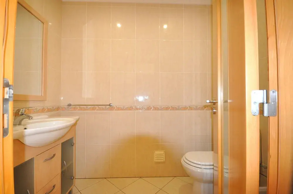 6 Bedrooms, Walking Distance to Amenities, Private Pool, Free AC and Wifi