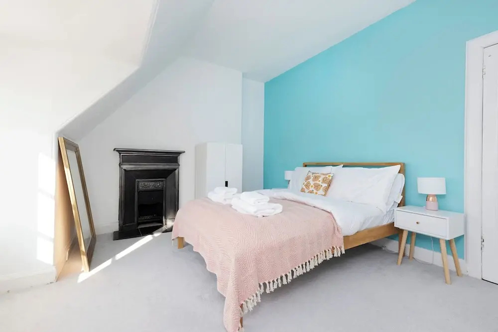 Delightful 3-bed Flat with Parking