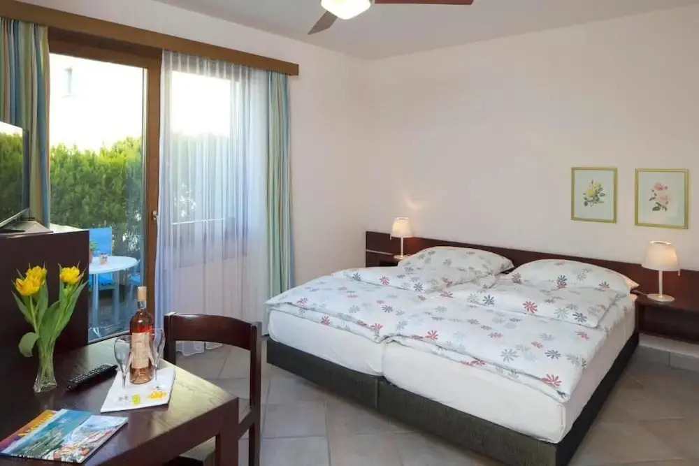 Hotel Garni Elena, Pool & Garden