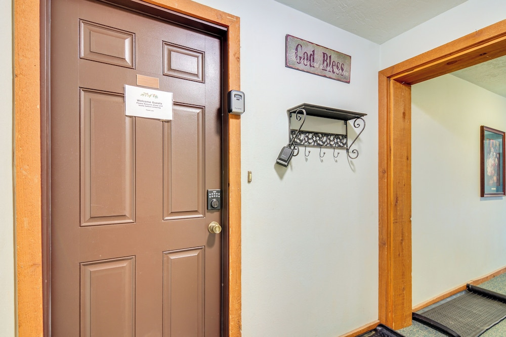 1/2 Mi to Brian Head Resort! Mtn-view Condo