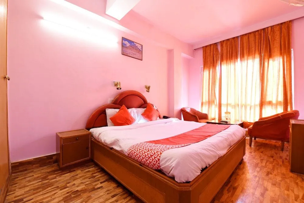 OYO 15765 Hotel Eve