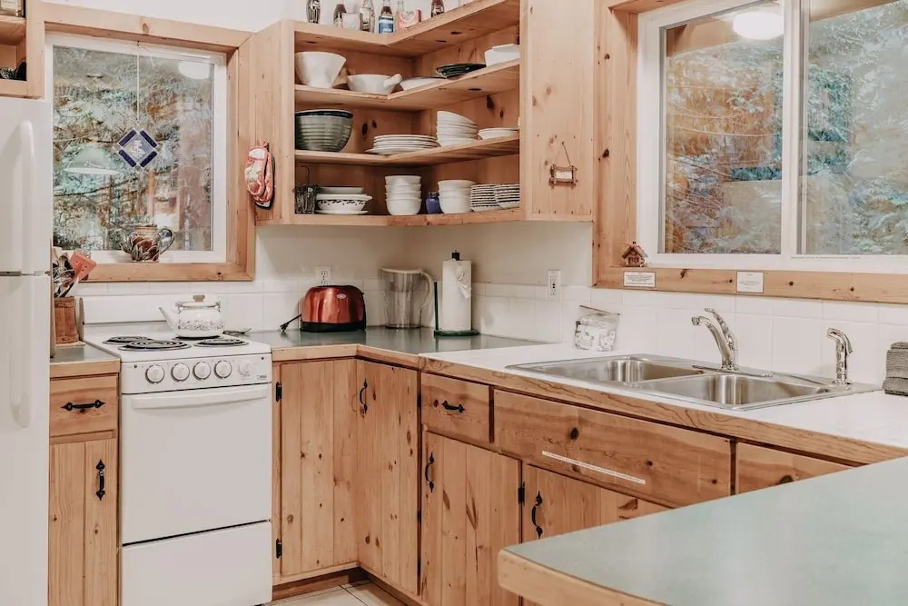 32mbr - Bbq - Pets Ok - Wood Stove - Sleeps 7 3 Bedroom Home by RedAwning