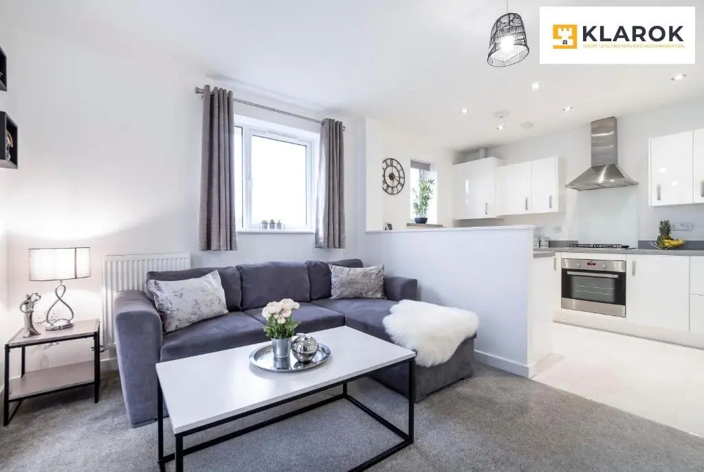 Large 2bed Central Apartment inc Free Parking by Klarok Accommodation Ltd
