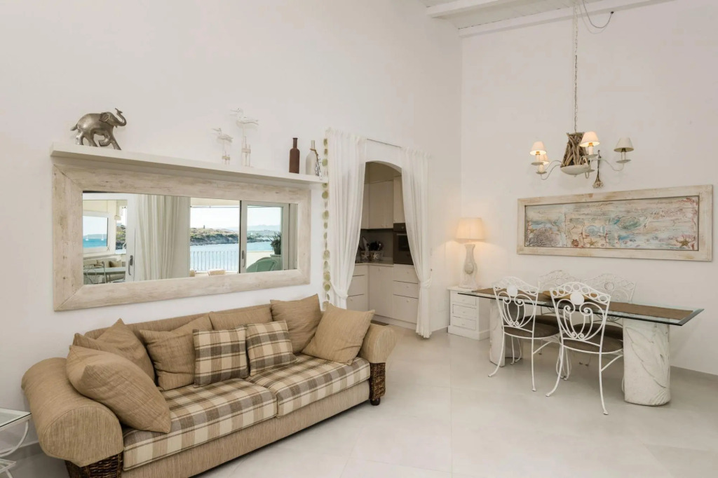 The apartment is located in the first row and directly overlooks the sea, being on the first floor a-S'Abba 81