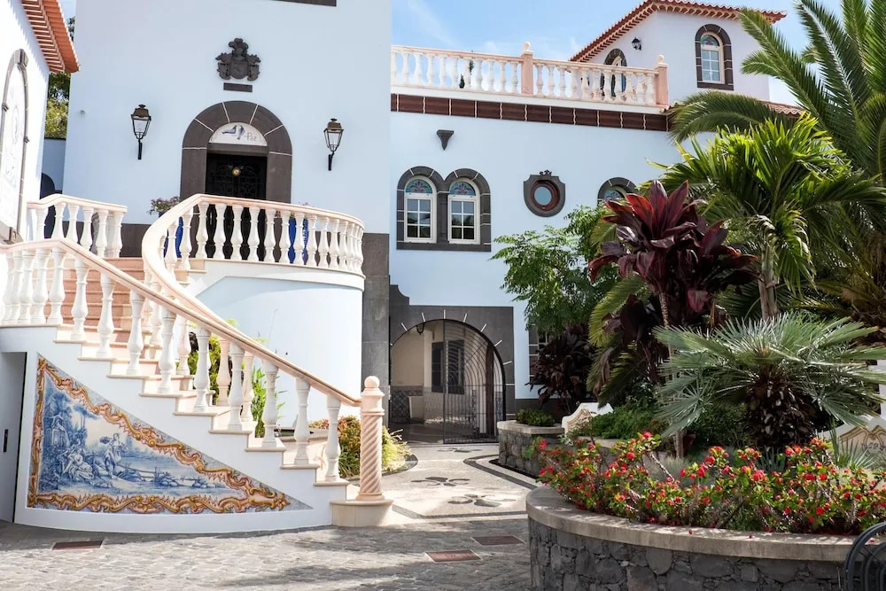 Apartment With one Bedroom in Caniço, With Wonderful sea View, Shared Pool, Enclosed Garden - 1 km From the Beach