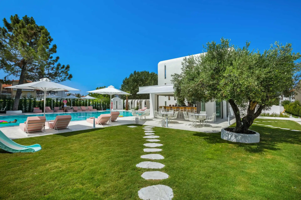 Cocoοns Suites & Villas Fourka