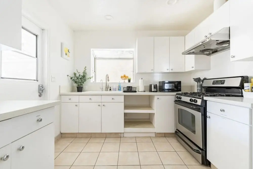 Charming Spacious Home - Modern Comforts, Prime Location