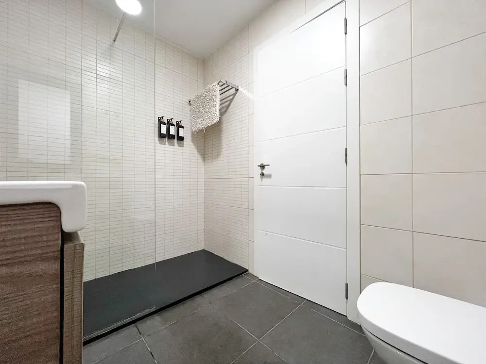 Apartment - Sleeps 4 - Parking - Beach Close
