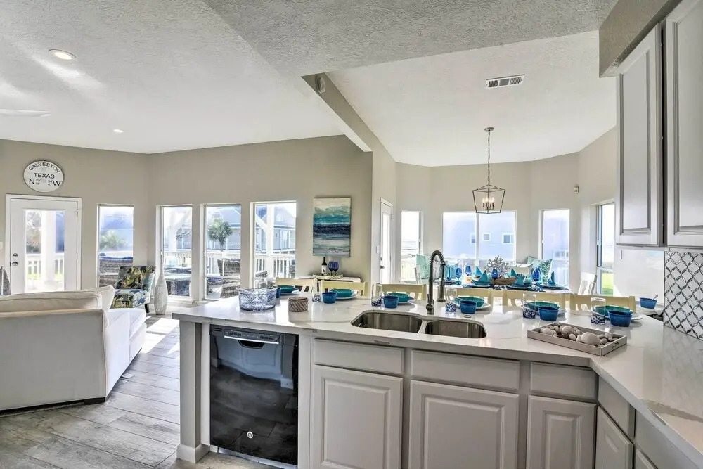Ocean-View Kahala Beach Bliss Home in Galveston