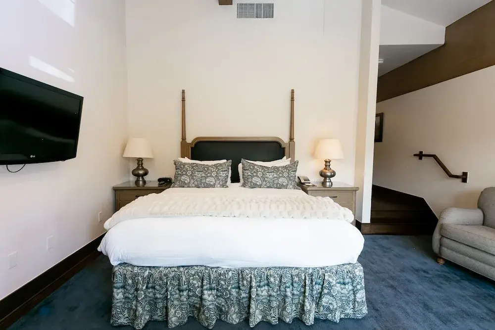 Sterling One Bedroom Suite in Great location with Majestic Mountain Views 1 Condo by RedAwning