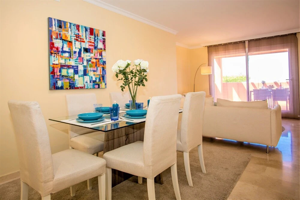 Delightful 2 Bed Apartment with sea views PW10