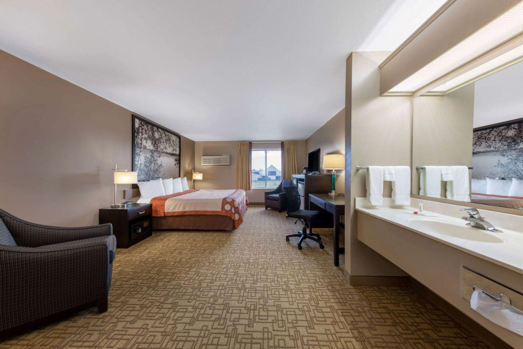 Super 8 by Wyndham Jackson MN
