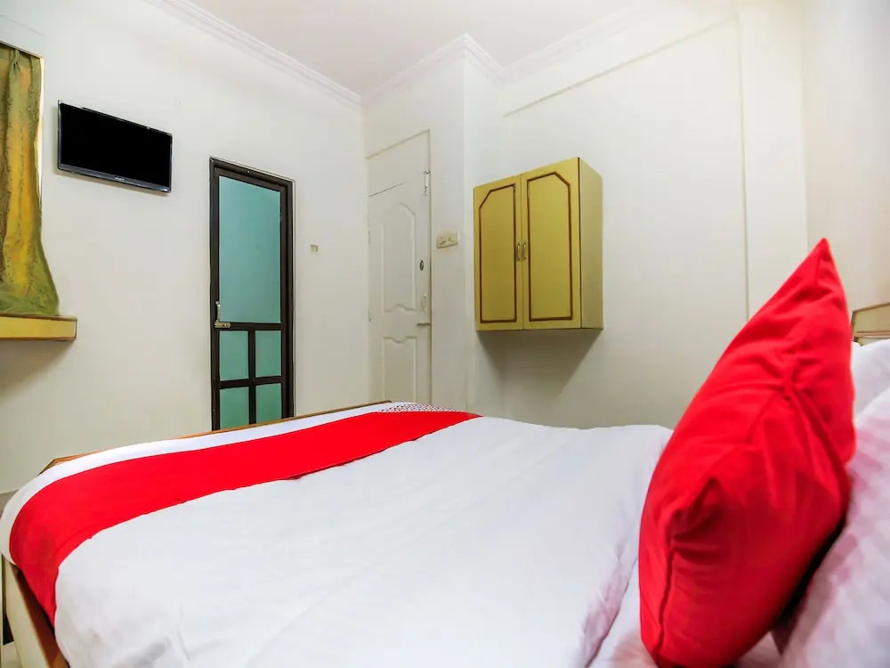 OYO 23068 Hotel Kamal Palace