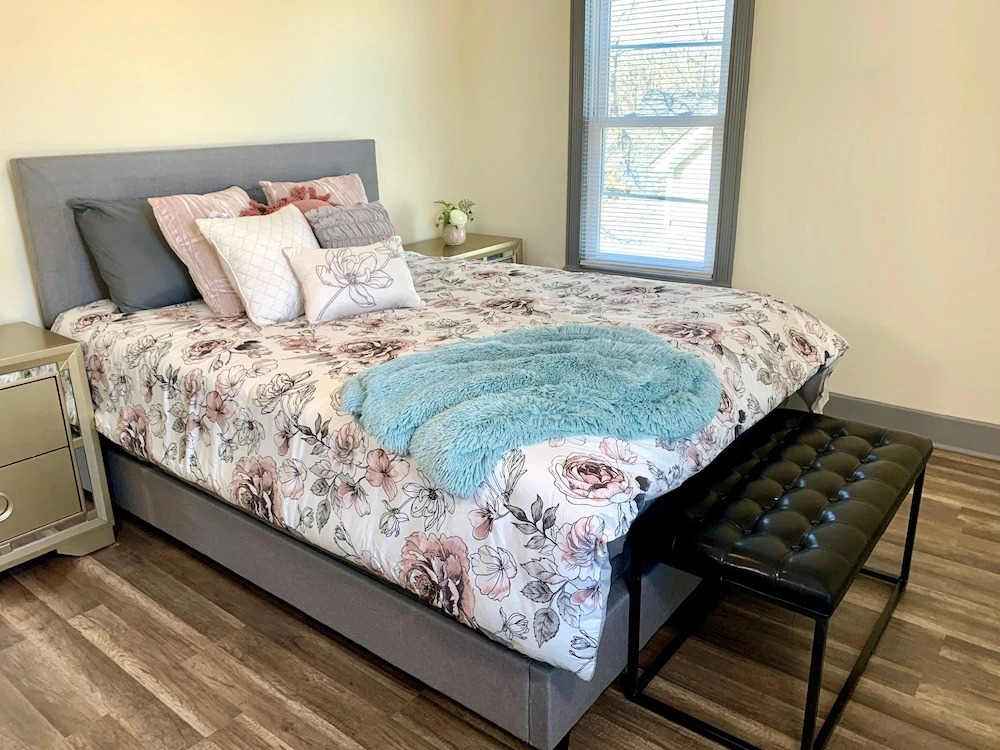 The Trotter Manor - With Private Yard & Parking, Near Falls & Casino by Niagara Hospital