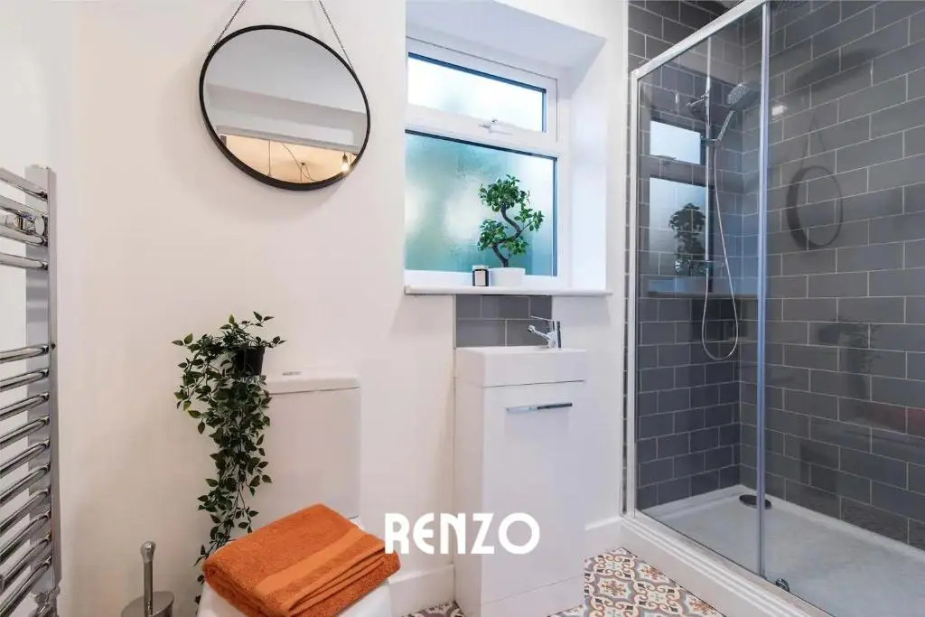 Central 1 Bed Apartment with Free Parking and Wifi
