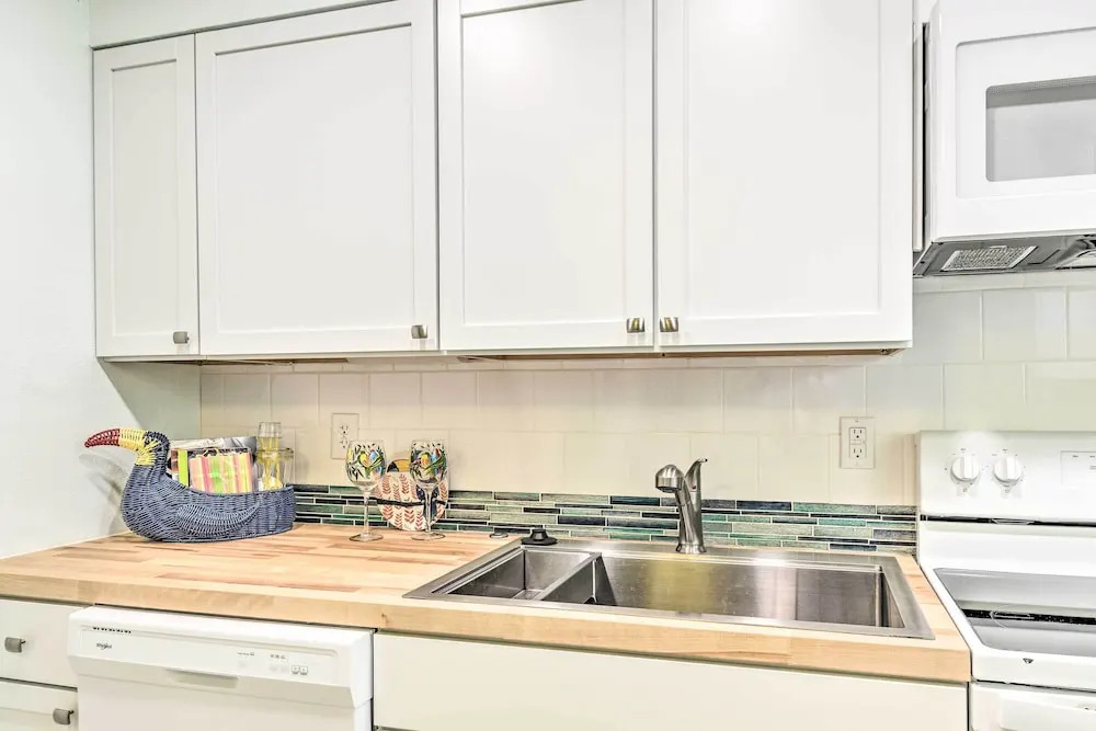 Chic Gulf Shores Condo w/ Pool & Beach Access