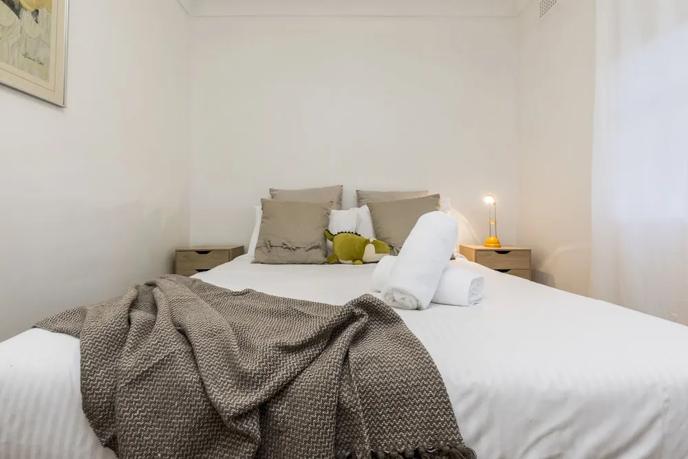 Two Bedroom Apt Close To Chatswood With Parking